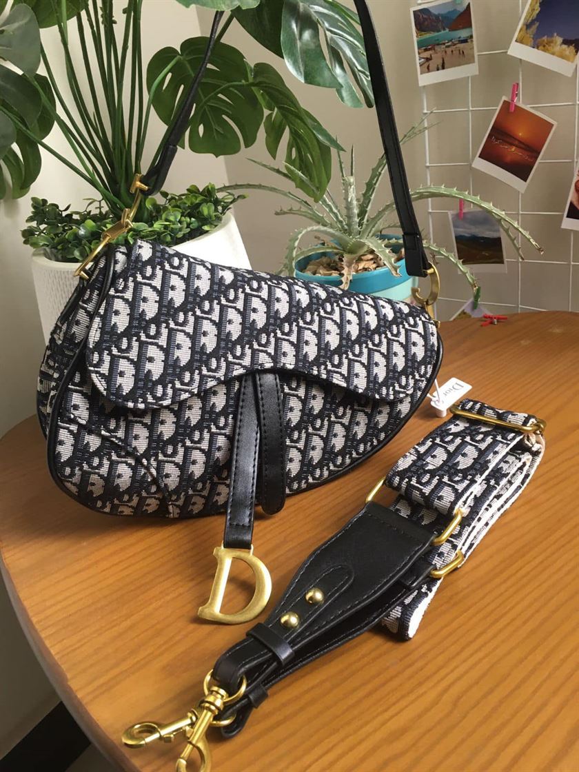 GIANT CrossBody